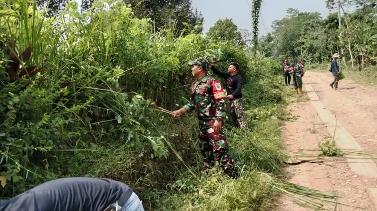 Sambut Lebaran, Babinsa Koramil Kalijati Bersih-bersih Jalan Bersama Warga