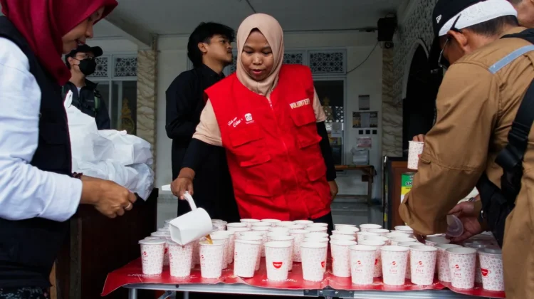 Ramadan Berbagi, Teh Celup Sosro Hadirkan 27.000 hidangan di 83 Masjid di Jawa Barat