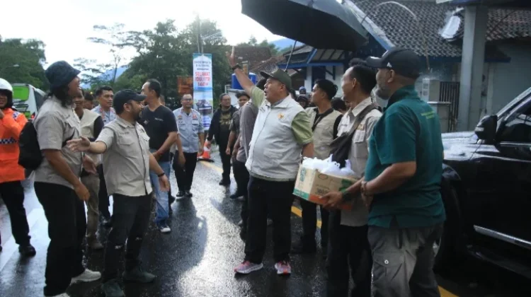 Jurnalis Televisi - Kang Cucun Berbagi Ratusan Paket Takjil dan Sembako di Nagreg