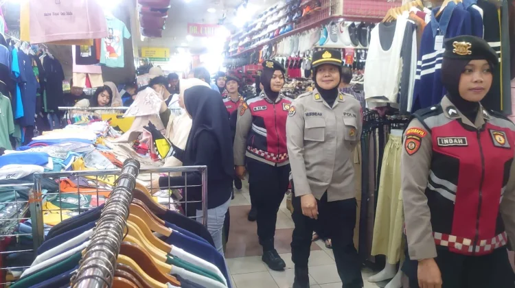Polwan Polrestabes Bandung Intensifkan Patroli Dialogis di Pusat Perbelanjaan