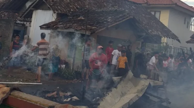 Diduga akibat Hubungan Pendek Listrik, Sebuah Rumah di Cibeber Cianjur Terbakar