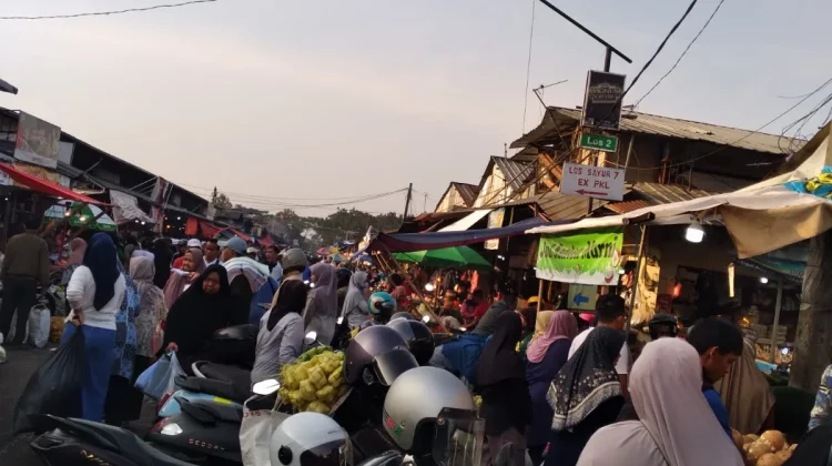 Menjelang Lebaran Warga Berdesakan di Pasar Gede Bage