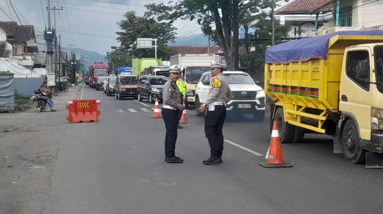 Petugas Lakukan 28 Kali One Way Urai Kemacetan di Jalur Limbangan-Kadungora