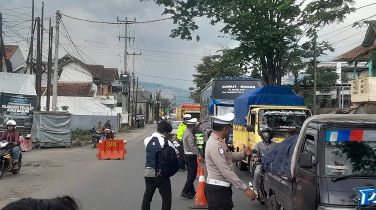 Limbangan Macet, Pemudik Tujuan Tasikmalaya Dialihkan