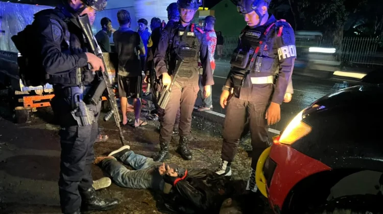Anggota Brimob Amankan TN Pelaku Pemalak Sopir Angkot