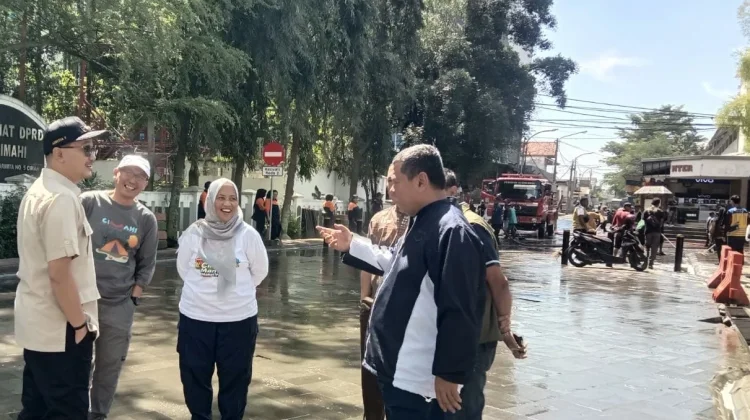 Wawalkot Cimahi Adhitia Turun Tangan Bersihkan Alun-Alun Cimahi