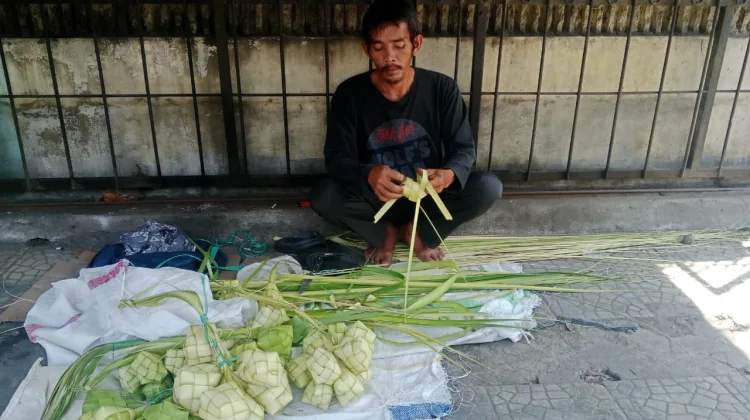 Ketupat Anyaman Asep, Potret Ketekunan jelang Lebaran di Kosambi