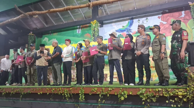 Pemkot Bandung Salurkan Bantuan untuk Ratusan Pekerja Bandung Zoo