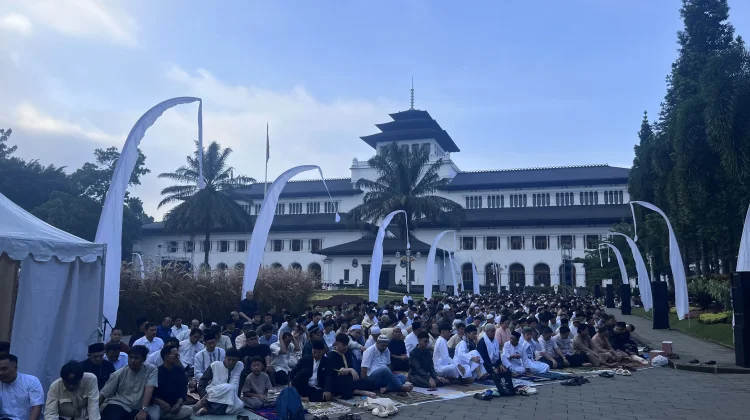 Ribuan Warga Laksanakan Salat Ied di Gedung Sate