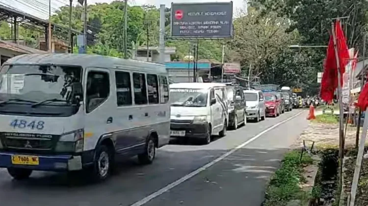 Jalur Gentong Tasikmalaya Masih Dipadati Kendaraan Pemudik saat Lebaran