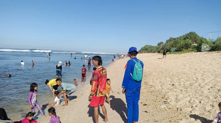 Pengunjung Pantai Membludak Satpol Airud Tingkatkan Pengamanan