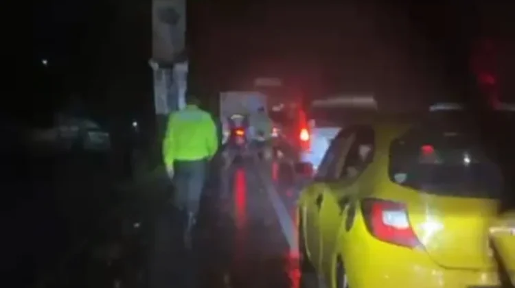 Basah Kuyup, Kasatlantas Polresta Bandung Jalan Kaki 1 KM Cari Sumber Kemacetan