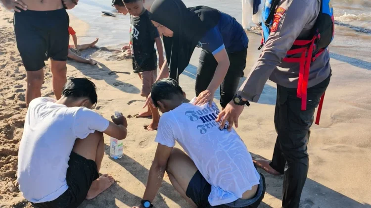 Tim SAR Selamatkan 4 Wisatawan Terseret Ombak Karangpapak