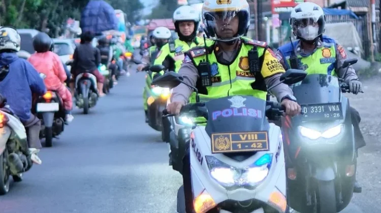 Diserbu Wisatawan, Tim Urai Polresta Bandung Gerak Cepat Kendalikan Lalin Ciwidey
