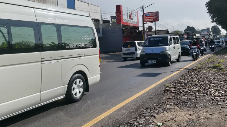 Kendaraan Wisatawan Padati Jalur Wisata Subang