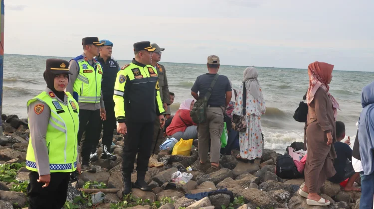 Kapolres Subang Patroli Wisata di Pantai Pondok Bali