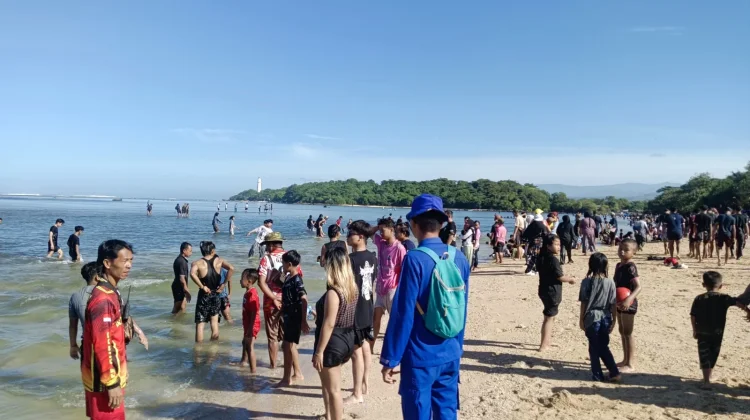 Wisatawan Membludak Satpol Airud Sisir Lokasi Titik Rawan Pantai