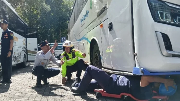 Antisipasi Kecelakaan, Kasatlantas Sigap Ramp Check Bus di Kawah Putih Ciwidey