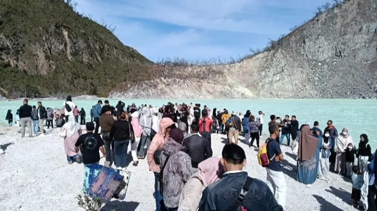 Kawah Putih, Jadi Primadona Wisatawan di Libur Lebaran 2026