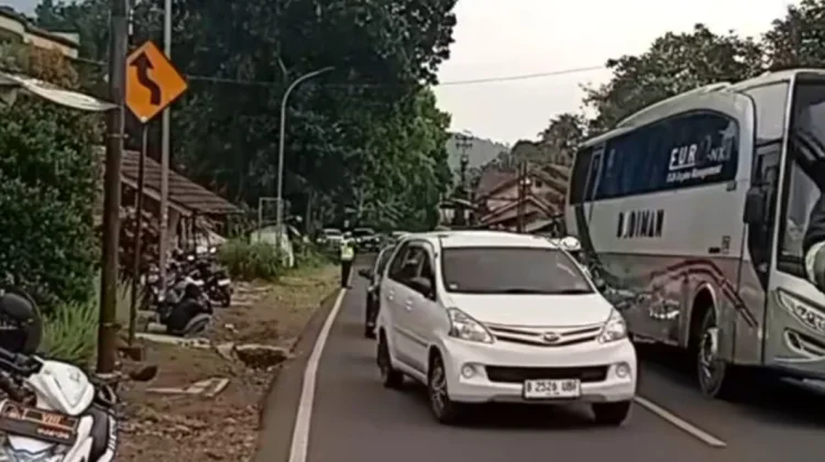 Bus Mogok di Tanjakan Gentong, Arus Kendaraan Buka Tutup