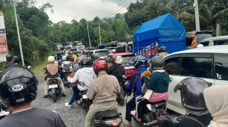 Buka Tutup, Ribuan Kendaraan Tertahan di Tutugan Leles