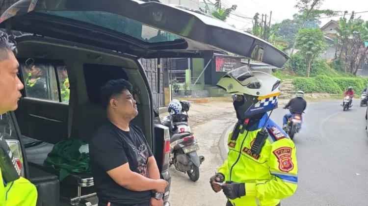 Tim Urai Lantas Amankan Sopir Ambulans Ugal-Ugalan