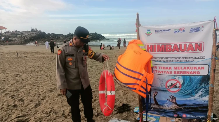 Antisipasi Laka Laut Polairud Pasang Spanduk Larangan Berenang