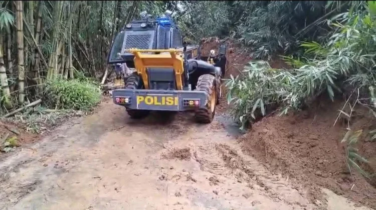 Hujan Deras, Material Longsor Tutup Akses Jalan Selaawi