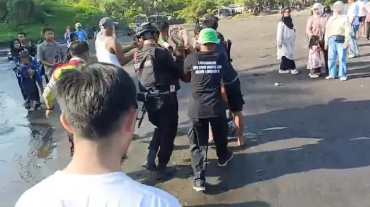 Warga Bogor Tenggelam saat Hendak Selamatkan Anak Kecil di Pantai Padabumi