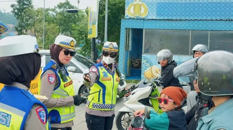 Srikandi Polres Garut Edukasi Pengguna Jalan saat Macet