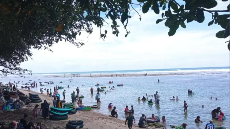 Wisatawan Diimbau Waspada saat Berlibur di Pantai Selatan Kabupaten Tasikmalaya