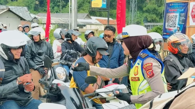 Aksi Humanis, Polwan Bagi-Bagi Makanan Kepada Pemudik Terjebak Macet