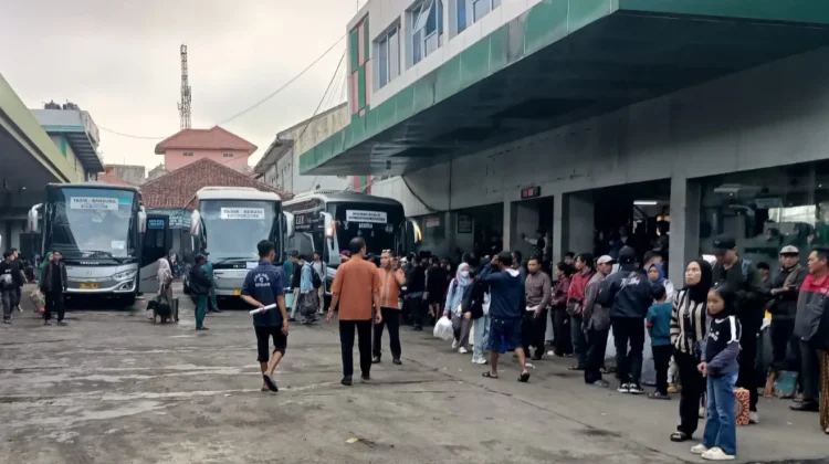 Pool Bus di Tasikmalaya dipadati Penumpang di H+3 Idul Fitri