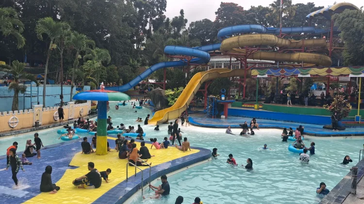 Libur Lebaran, Ribuan Wisatawan Serbu Karang Setra Waterland