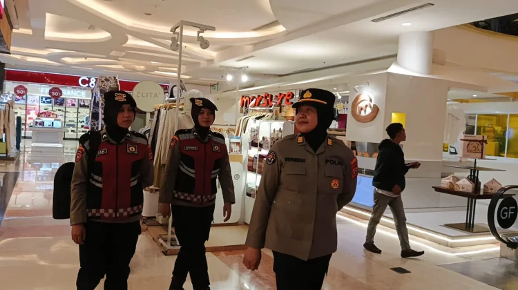 Momentum Lebaran, Polwan di Bandung Gencarkan Patroli Dialogis di Pusat Keramaian
