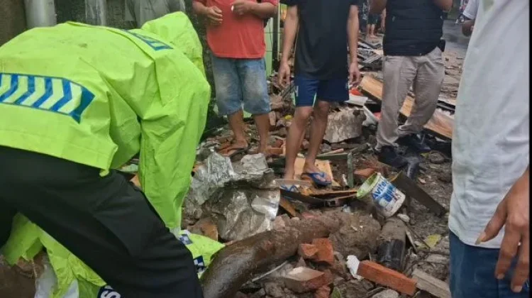 Truk Box Oleng, Tabrak Warung di Cipeundeuy Subang, Satu Orang Meninggal Dunia