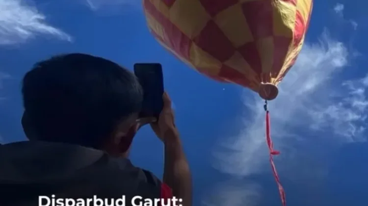 Tradisi Ngapungkeun Balon di Panawuan Garut