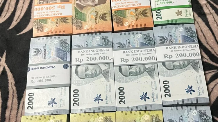 Kenapa THR Identik dengan Uang Baru ?