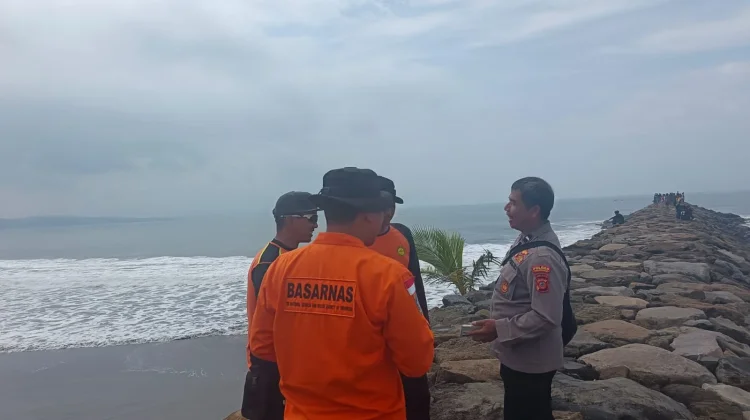 SAR Gabungan Melakukan Pencarian Korban Tenggelam di Pangandaran