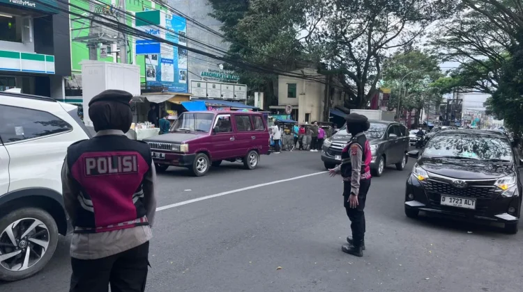 H+6 Lebaran, Polwan Bandung Lakukan Patroli hingga Atur Lalu Lintas di Sukajadi