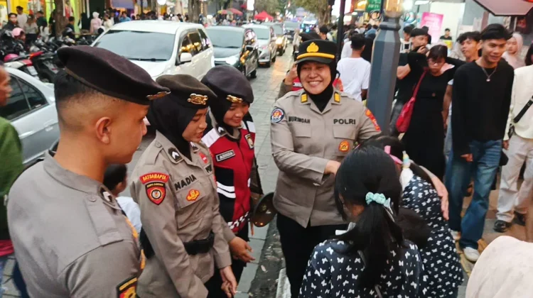 Braga Padat Pengunjung, Polrestabes Bandung Gelar Patroli Dialogis Jaga Keamanan
