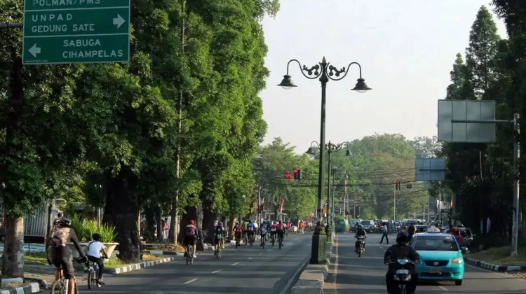 Sejarah Transformasi Jalan Dago: Dari Tempat Menunggu hingga Kawasan Elite