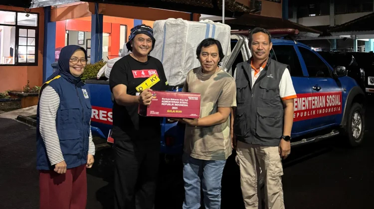 Senator Komeng Gercep Salurkan Bantuan Bencana dari Kemensos untuk Tasikmalaya