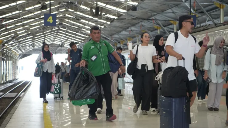 Demi Kelancaran Pemudik, Ratusan Porter Stasiun Tetap Bekerja