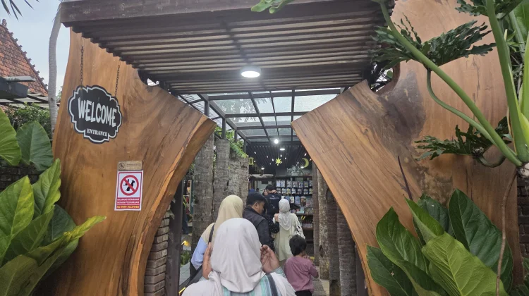Resto Hangat dengan Nuansa Tradisional  dan Pecinta Binatang