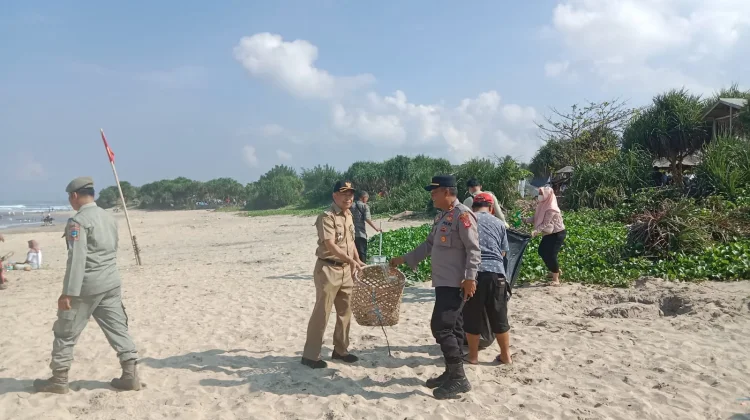 Peduli Lingkungan, Polisi  Bersama Warga Bersih-Bersih Pantai Pasca Libur Lebaran