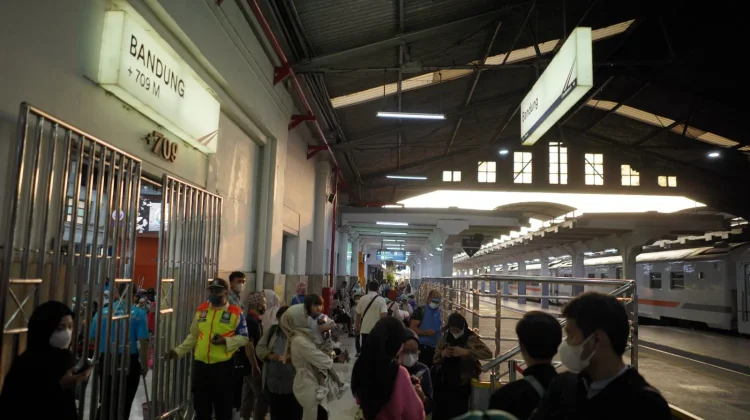 KAI Commuter Sukses Angkut 1,3 Juta Pemudik Lebaran