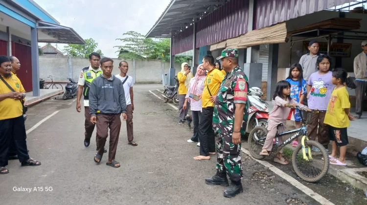 Paska Lebaran, Babinsa Koramil Pagaden Ciptakan Keamanan Pasar