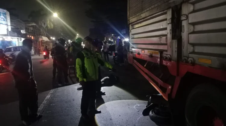 Pengendara Motor Tewas Tabrak Truk yang Parkir Sembarangan di Pasirkoja