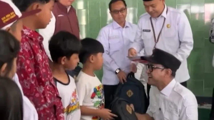 Wabup Cianjur Kunjungi dan Beri Bantuan Korban Kebakaran
